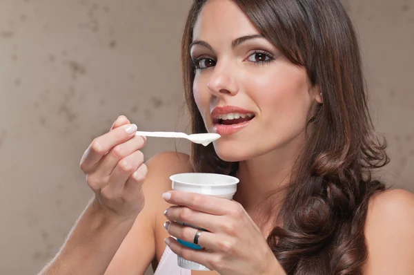 Mujer con yogur — Foto de Stock