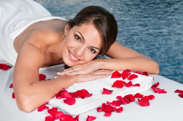 Woman lying on bed in spa — Stock Photo, Image