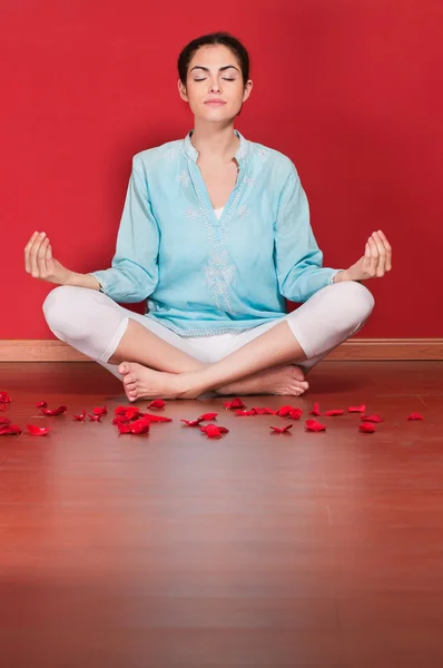 Donna che esegue yoga — Foto Stock