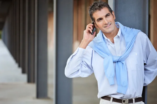 Telefonda konuşurken rahat akıllı adam — Stok fotoğraf