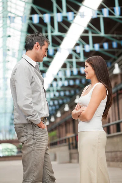 Mladý muž a žena stojí tváří v tvář — Stock fotografie