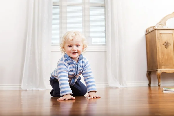 Barnet kryper på golvet — Stockfoto