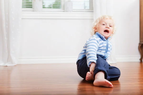 Pojken sitter på golvet — Stockfoto
