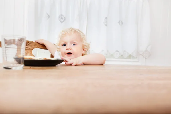 Bebê chegando para comida — Fotografia de Stock