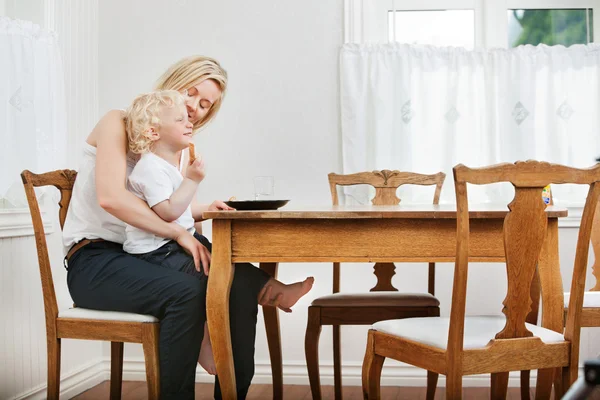 Dziecko i matka na stół — Zdjęcie stockowe