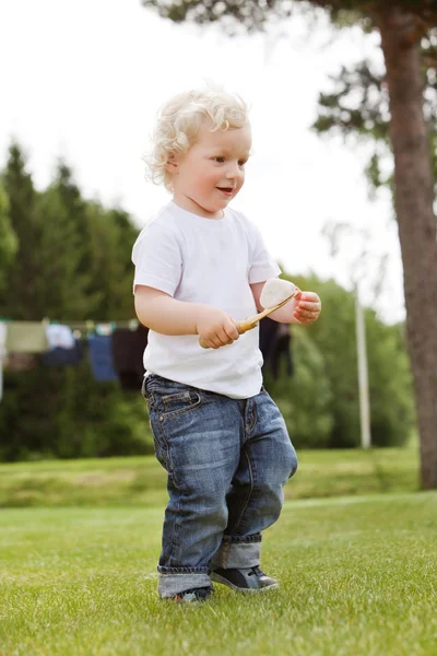 Junge hält Gartenwerkzeug in der Hand — Stockfoto