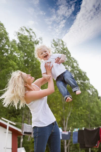 Moeder spelen met baby — Stockfoto