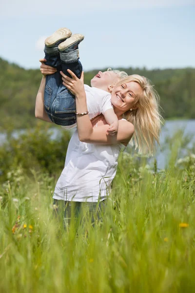 Улыбающаяся мать играет с ребенком — стоковое фото