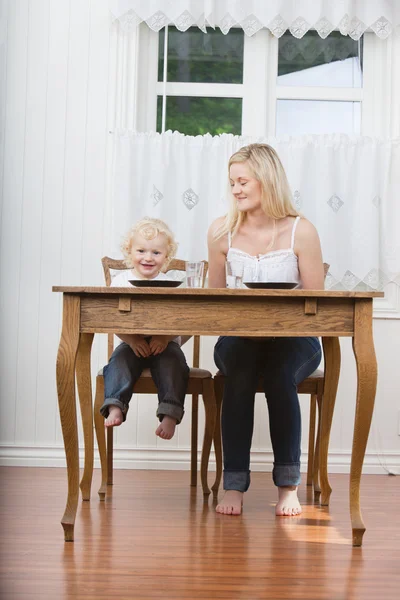 Mulher e bebê na mesa de jantar — Fotografia de Stock