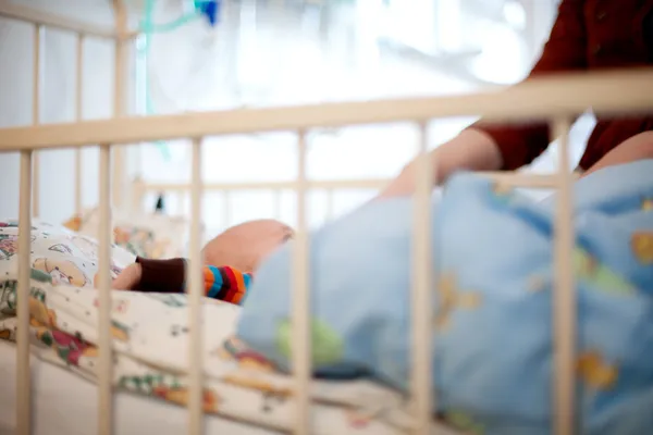 Ребенок в больнице — стоковое фото