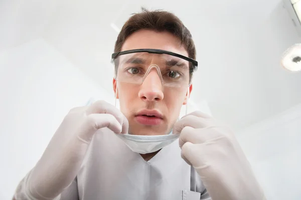 Стоматолог носіння маска — стокове фото