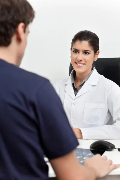 Женщина-врач разговаривает с пациентом — стоковое фото