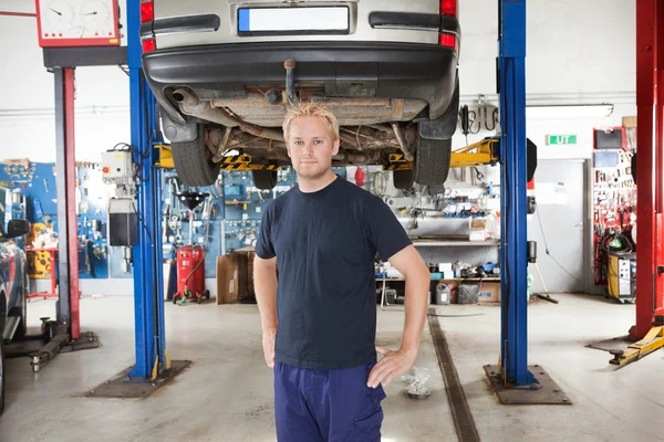 Mecânico na oficina de reparação de automóveis — Fotografia de Stock