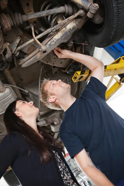 Mechanik z kobieta klienta — Zdjęcie stockowe