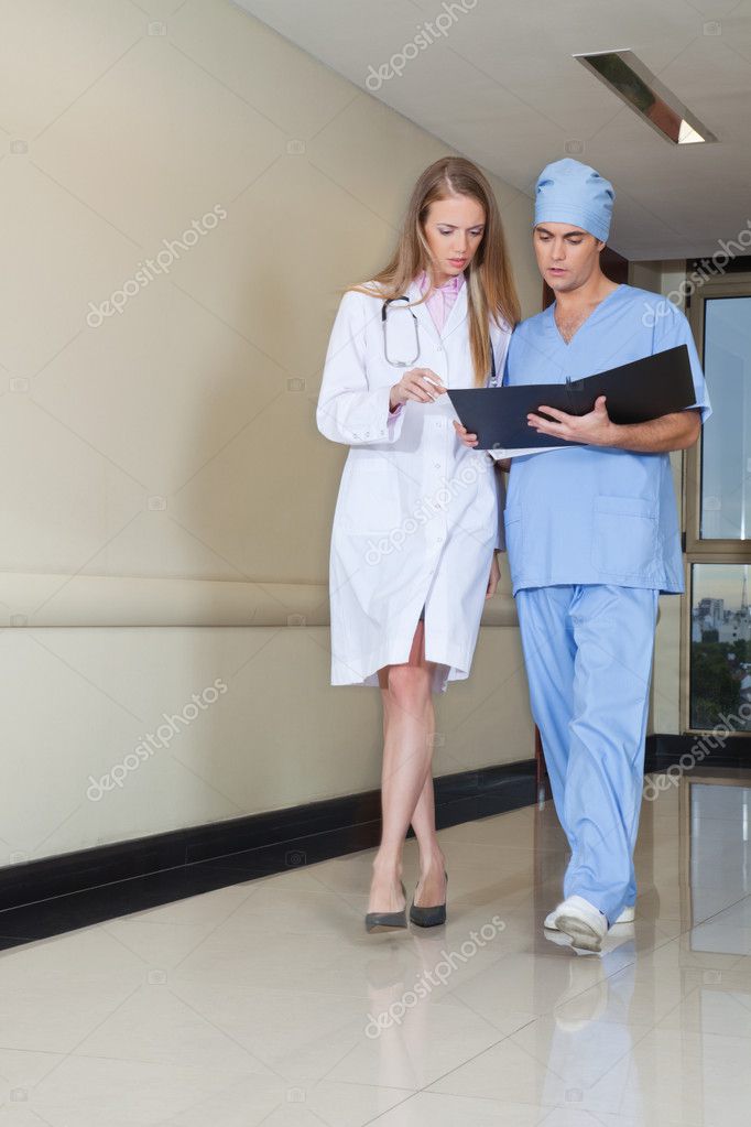 Две медсестры развлекаются в больнице