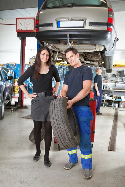 고객에 게 정비사 보여주는 타이어 — 스톡 사진