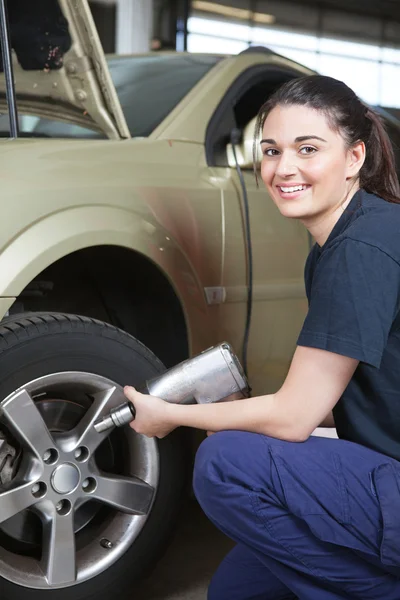 Mulher feliz mudança de pneu mecânico — Fotografia de Stock