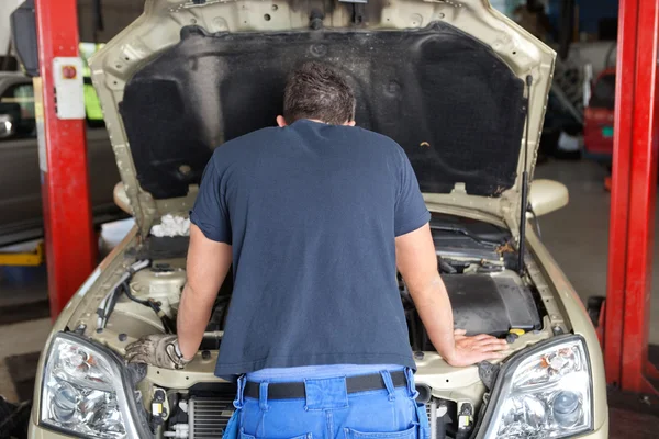 Mechanic working on a car — Stock Photo, Image