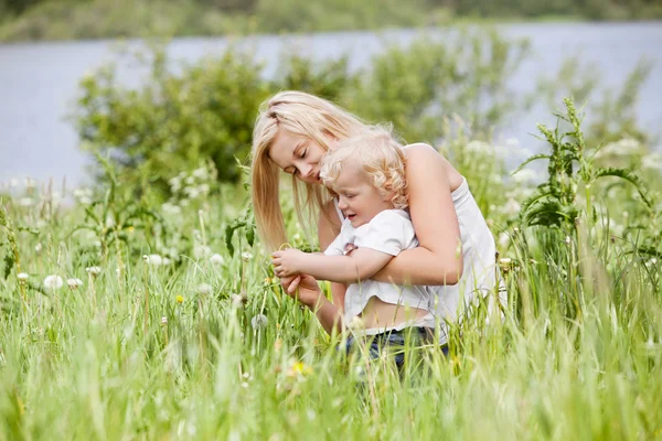 母亲和儿童在草丛中 — 图库照片