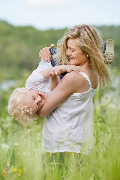 Mãe brincalhão com filho bonito — Fotografia de Stock