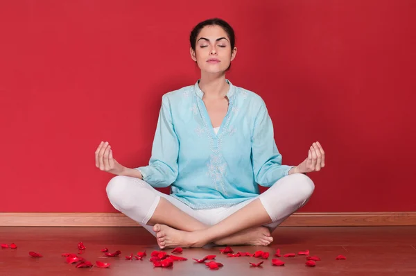 Junge Frau in Lotusstellung — Stockfoto