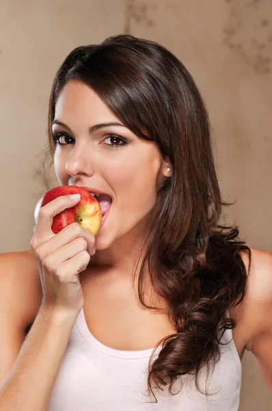Nahaufnahme einer Frau, die einen Apfel isst — Stockfoto