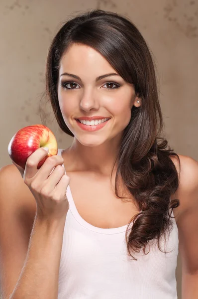 Χαμογελώντας γυναίκα εκμετάλλευση μήλο — Φωτογραφία Αρχείου