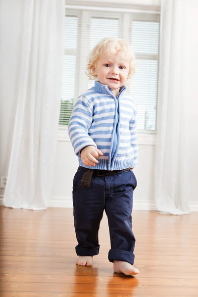 Bonito menino andando — Fotografia de Stock