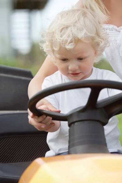 Молодий хлопчик холдингу рульове колесо — стокове фото