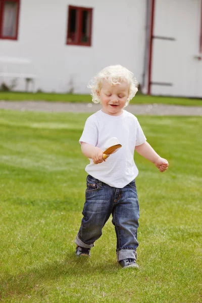 Мальчик с садовым инструментом — стоковое фото