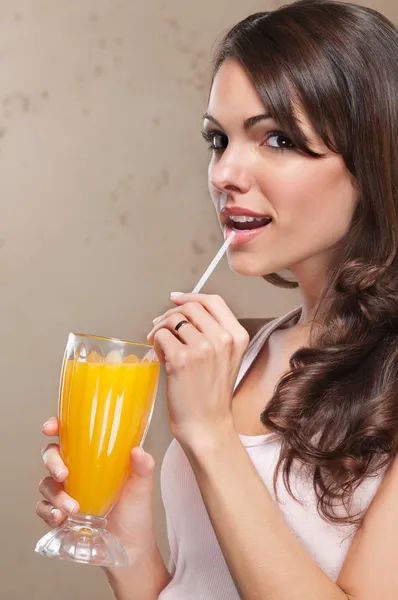 Close-up de mulher bebendo suco de laranja — Fotografia de Stock