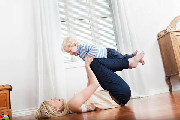 男の赤ちゃんと遊ぶ母 — ストック写真