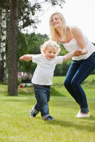 Babyjongen leren om te lopen — Stockfoto