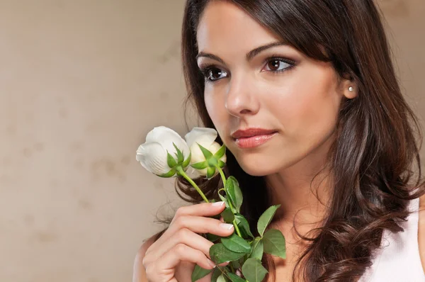 Jovem mulher segurando rosas — Fotografia de Stock