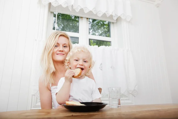 Barnet äta med mamma — Stockfoto