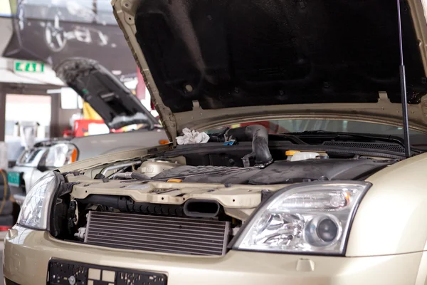 Bil i auto repair shop — Stockfoto