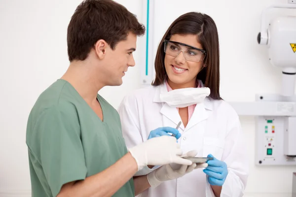 Стоматолог с ассистентом — стоковое фото