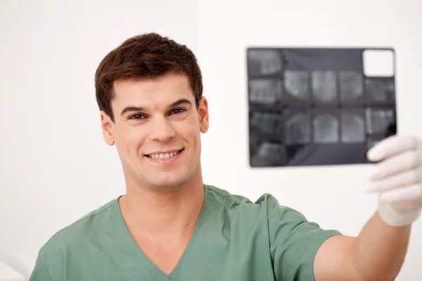Dentista mirando rayos X — Foto de Stock