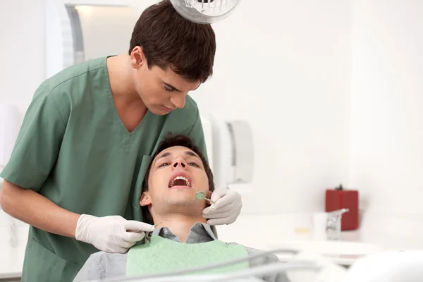 Стоматологический осмотр — стоковое фото