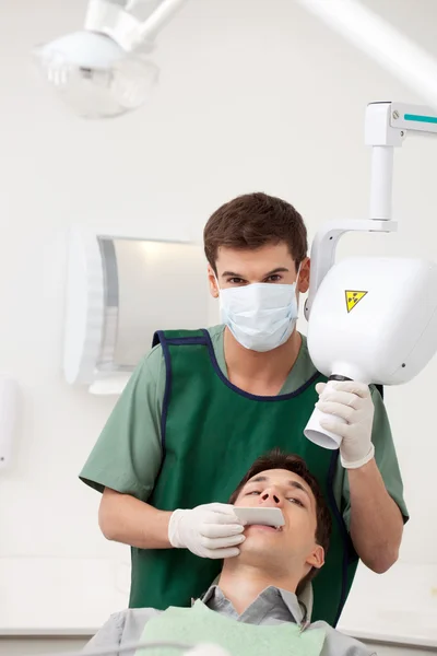 Οδοντίατρος άνθρωπος προετοιμασία ακτίνων χ — Φωτογραφία Αρχείου