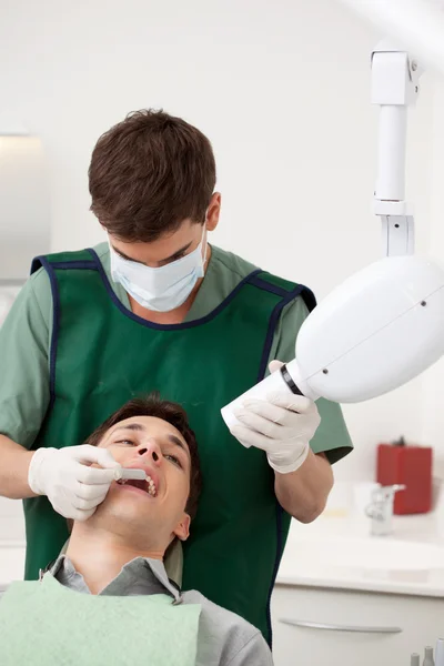 Dentista a preparar raio-X — Fotografia de Stock