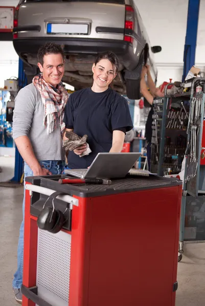 Ženské mechanik s mužských zákazníků — Stock fotografie