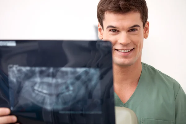 Glücklich lächelnder Mann Zahnarzt hält Röntgenbild — Stockfoto