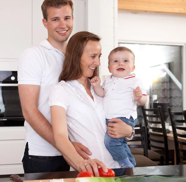 Retrato de família na cozinha — Fotografia de Stock