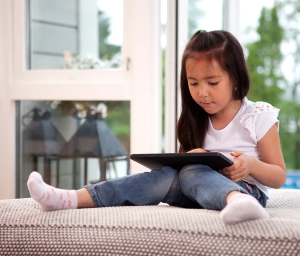 Kind met behulp van digitale Tablet PC — Stockfoto
