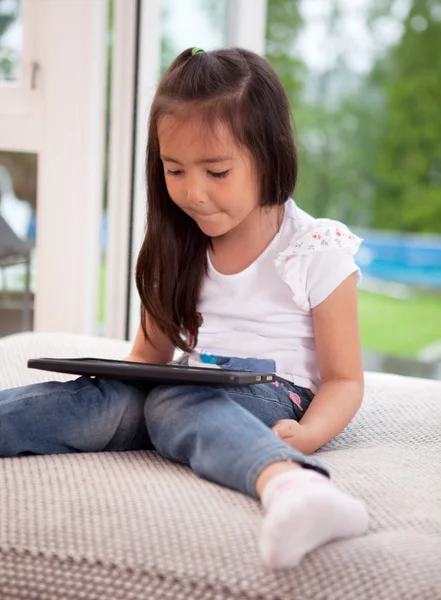 Criança com tablet digital — Fotografia de Stock