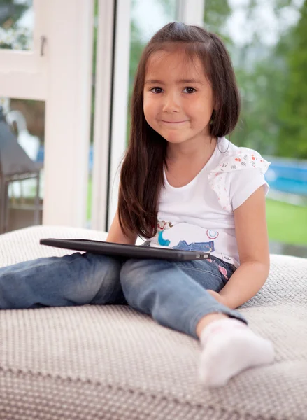 可爱的年轻孩子与数字平板电脑 — 图库照片