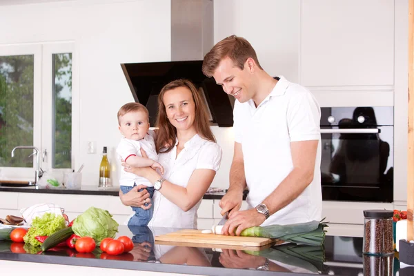 Rodina doma v kuchyni — Stock fotografie