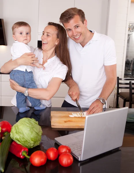 Diversión familiar en la cocina — Foto de Stock