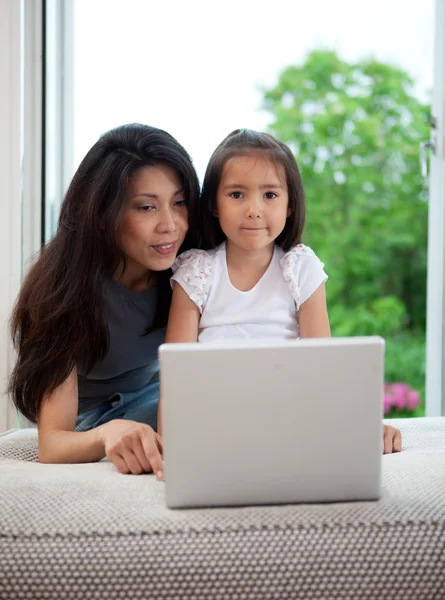 Mor och dotter med hjälp av dator — Stockfoto